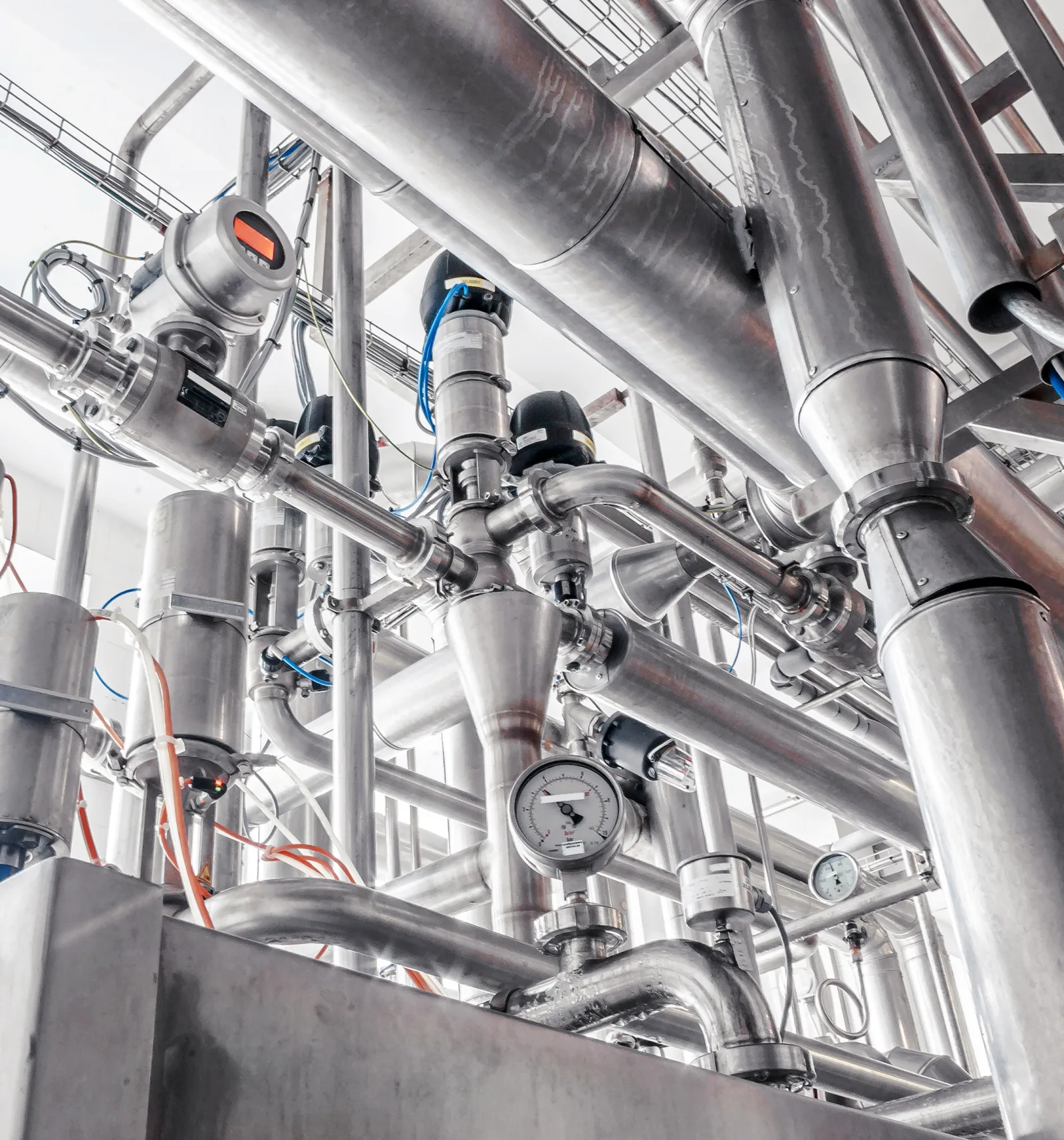 Network of bent stainless steel tubes in an industrial installation